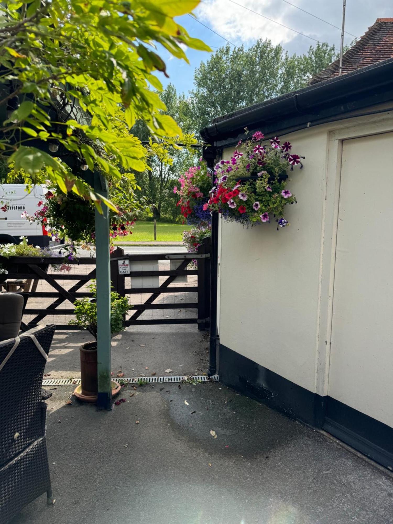 The Bell Inn 索尔兹伯里 外观 照片
